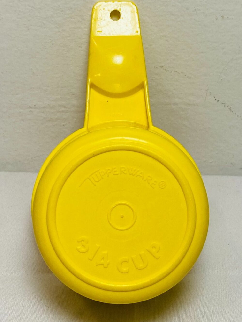 VNTG Tupperware Canary/Sunshine Yellow 3/4 Cup Measure, VGUC